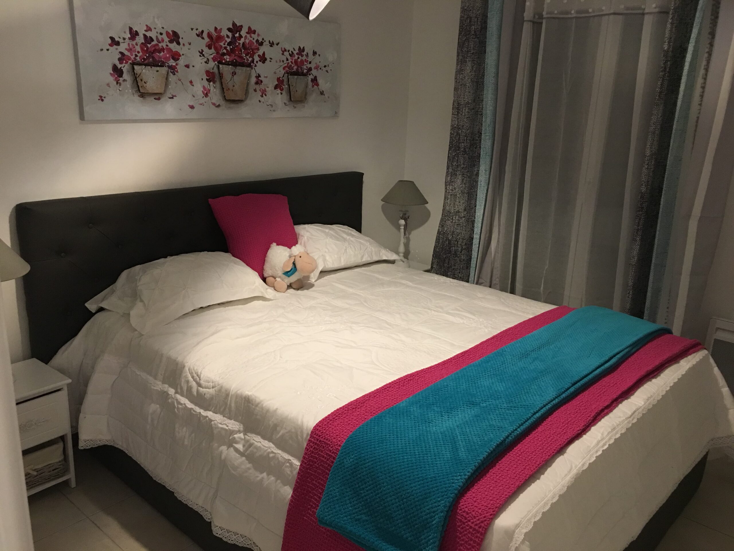 Chambre avec lit 1m60 pour 2 personnes joliement décorée